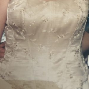 Vestido de 2 piezas, corsé y faldacon cola. Vestido de 2 piezas, corsé y faldacon cola.