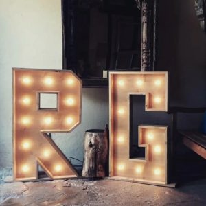 Letras de madera con luz