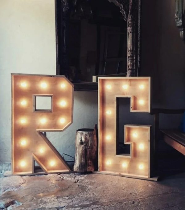Letras de madera con luz