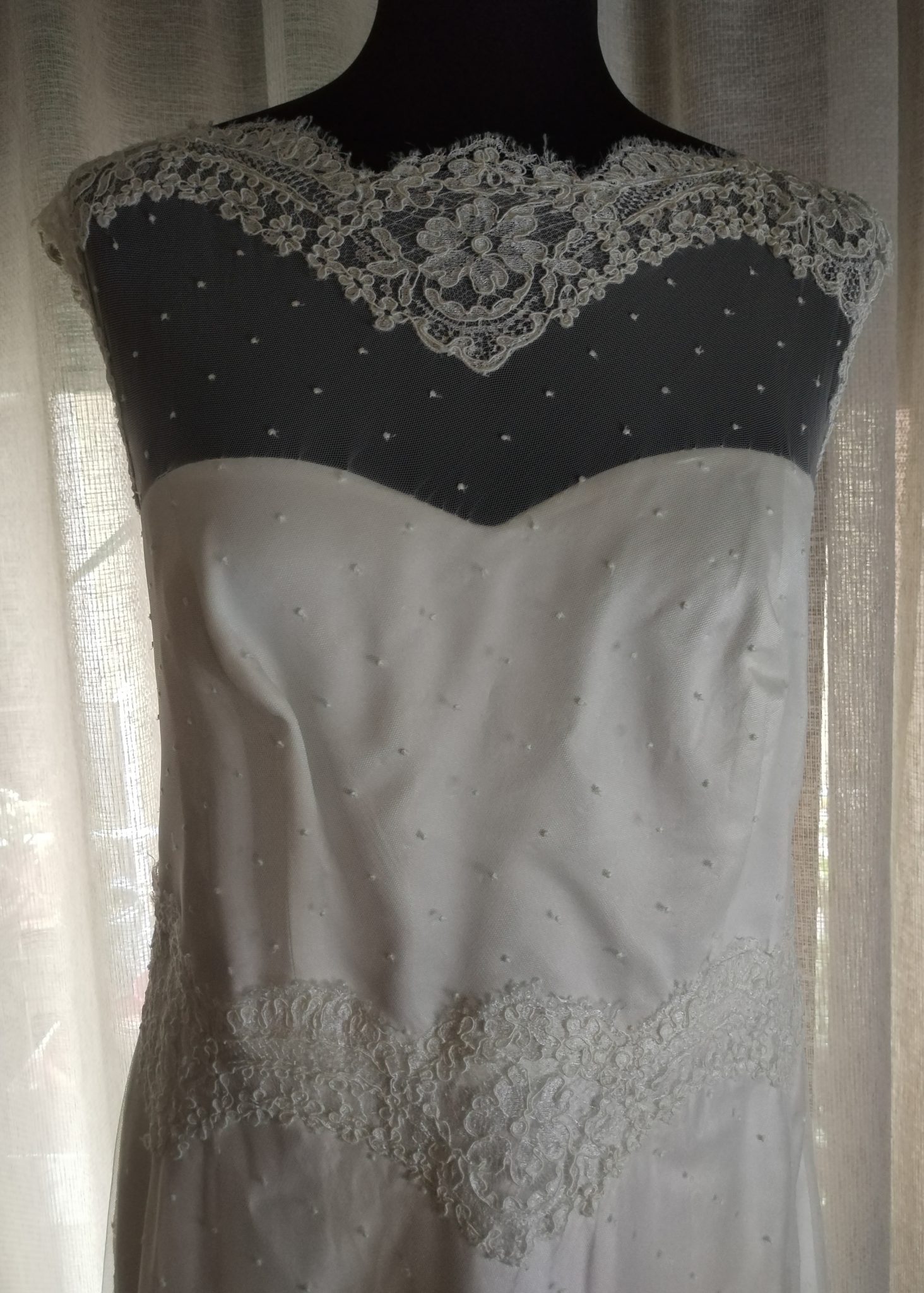 Vestido de novia de una pieza confeccionado artesanalmente en satén y plumeti Vestido de novia de una pieza confeccionado artesanalmente en satén y plumeti