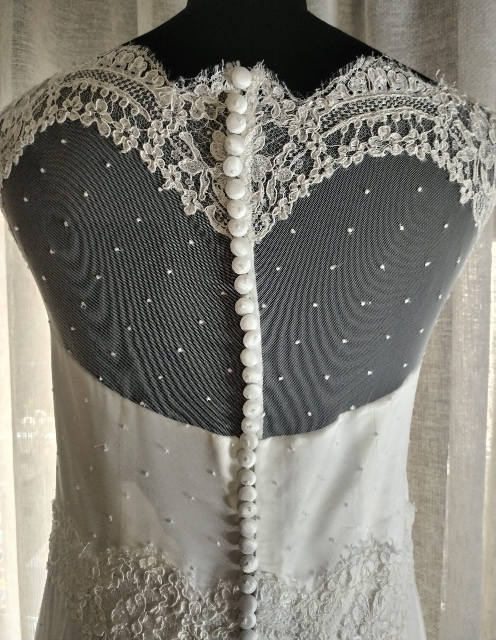 Vestido de novia de una pieza confeccionado artesanalmente en satén y plumeti Vestido de novia de una pieza confeccionado artesanalmente en satén y plumeti