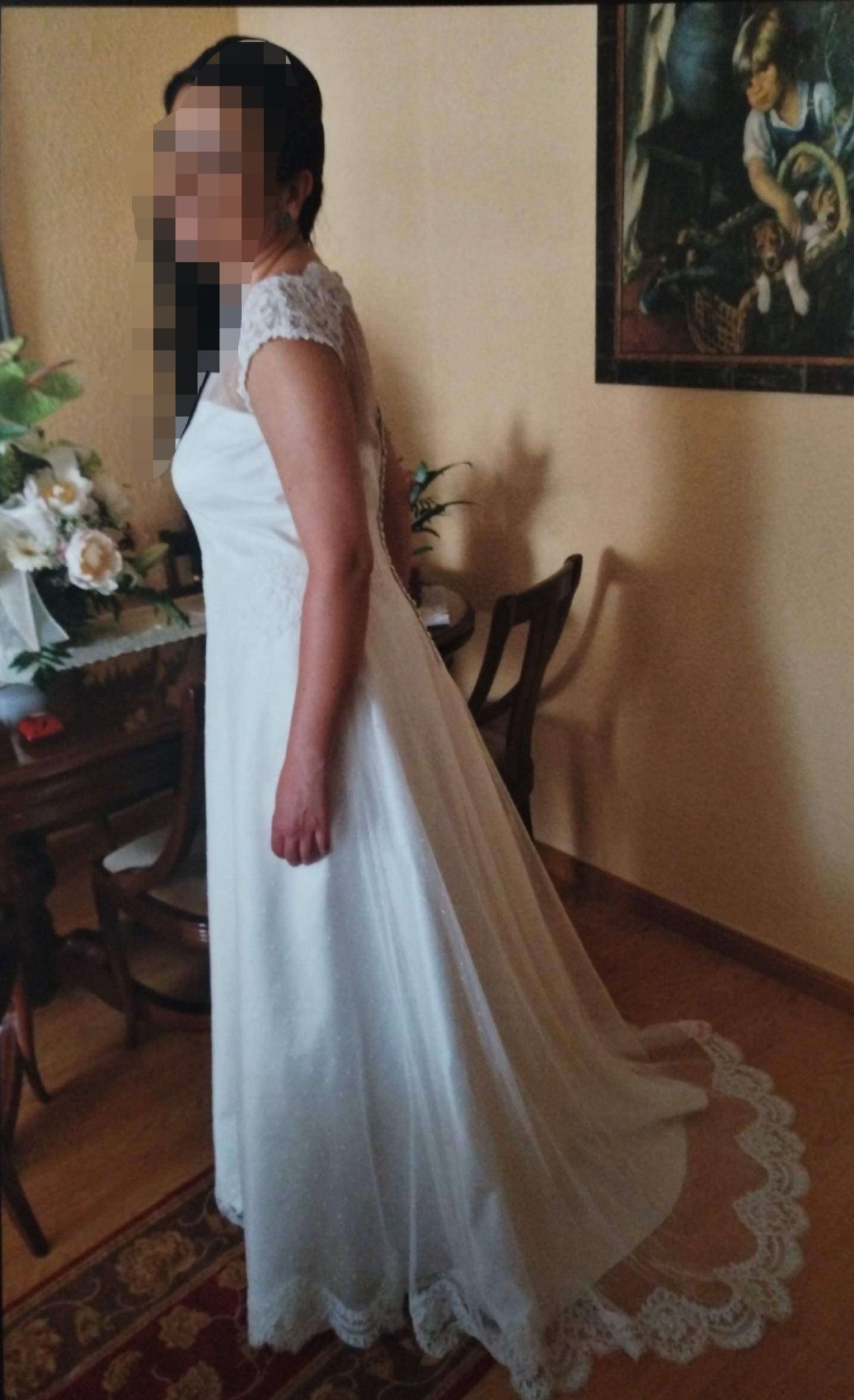 Vestido de novia de una pieza confeccionado artesanalmente en satén y plumeti Vestido de novia de una pieza confeccionado artesanalmente en satén y plumeti