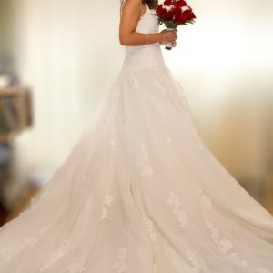 Vestido de novia, con cancán y velo Vestido de novia, con cancán y velo