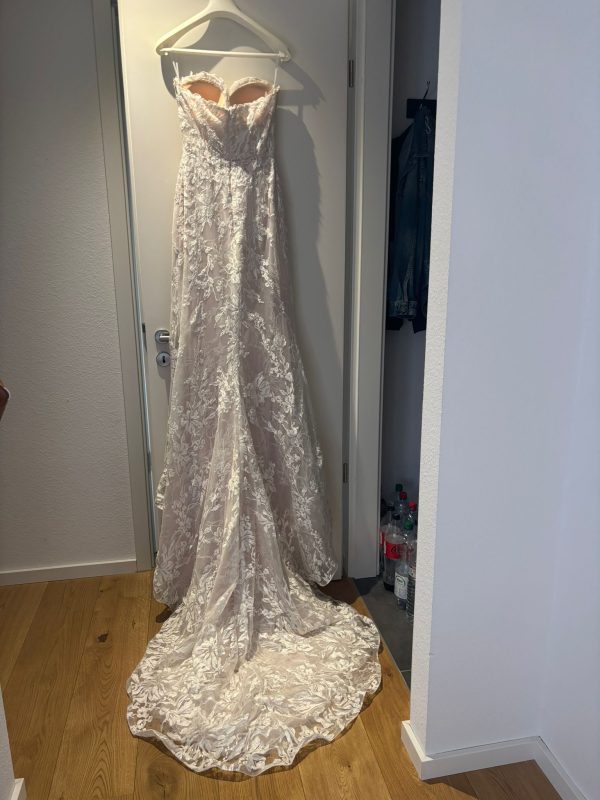 Vestido de novia sin estrenar, sin terminar de confeccionar