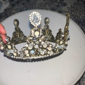 Corona efecto bronce con perla y diamante ideal para moño de novia