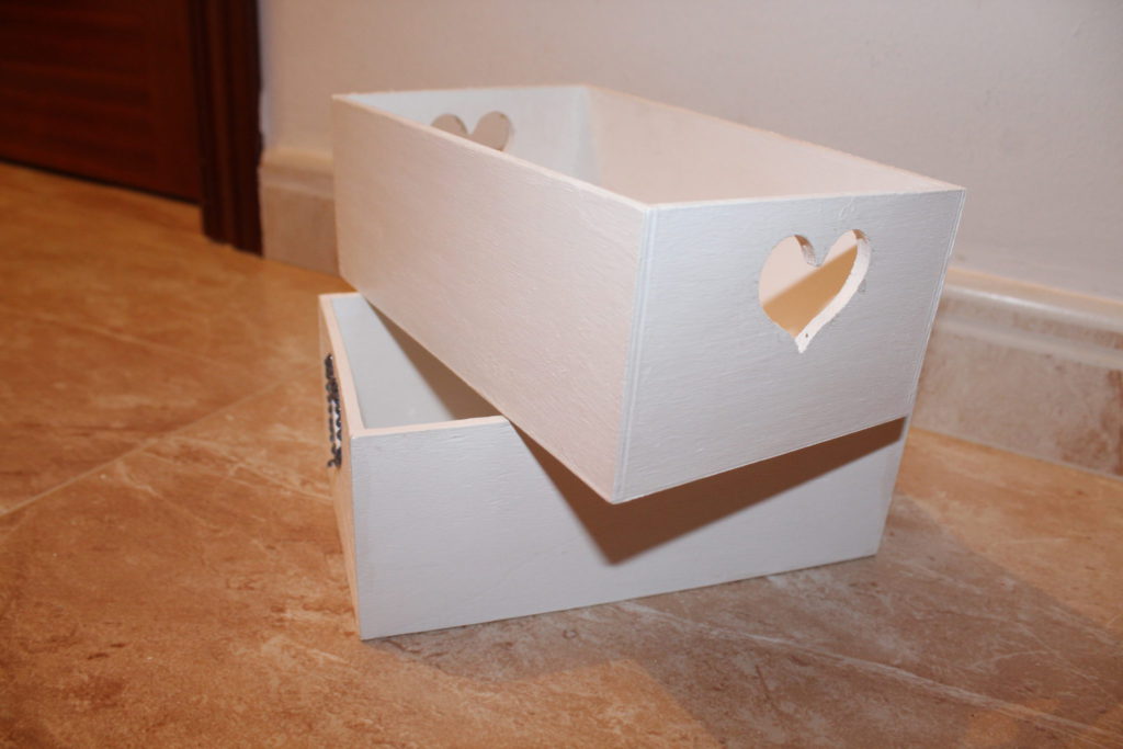 2 cajas de madera en color blanco. 2 cajas de madera en color blanco.