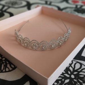 Corona en plata con detalles