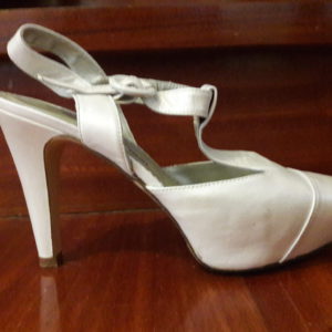 Vestido de novia y zapatos