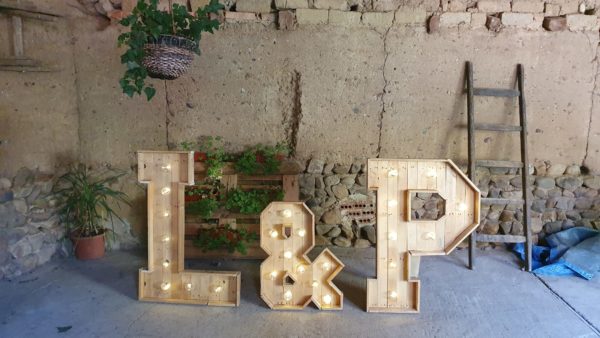 Iniciales de madera con luz L&P