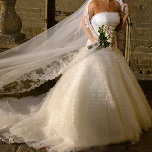 Vestido de novia junto con su velo y su cancan