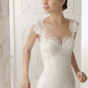 Vestido novia AIRE BARCELONA con velo, enagua tul y cinturón swaroski
