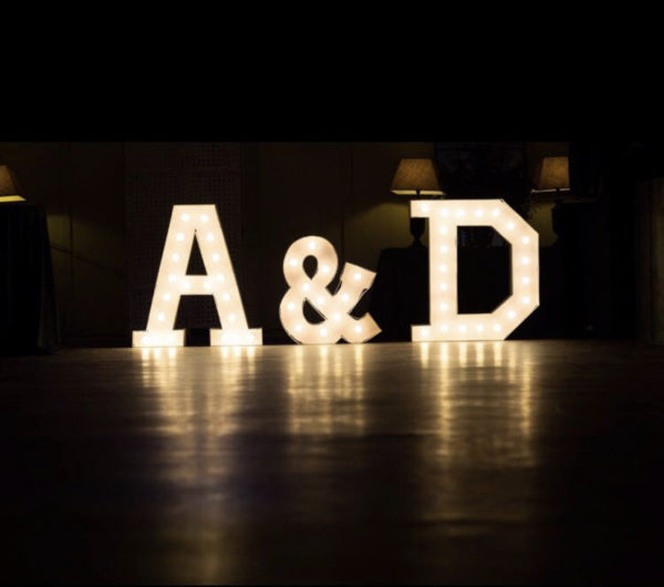 Letras A & D gigantes luces