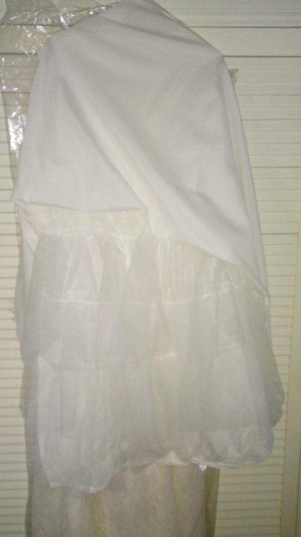 Elegante vestido de novia en raso y encaje con cancán de regalo.