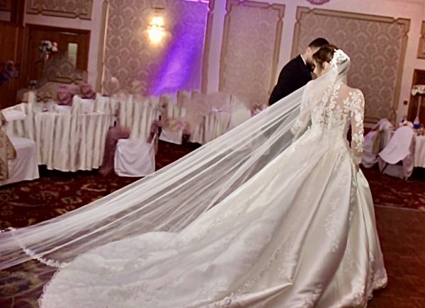 Pronovias: vestido de novia, cancán y velo