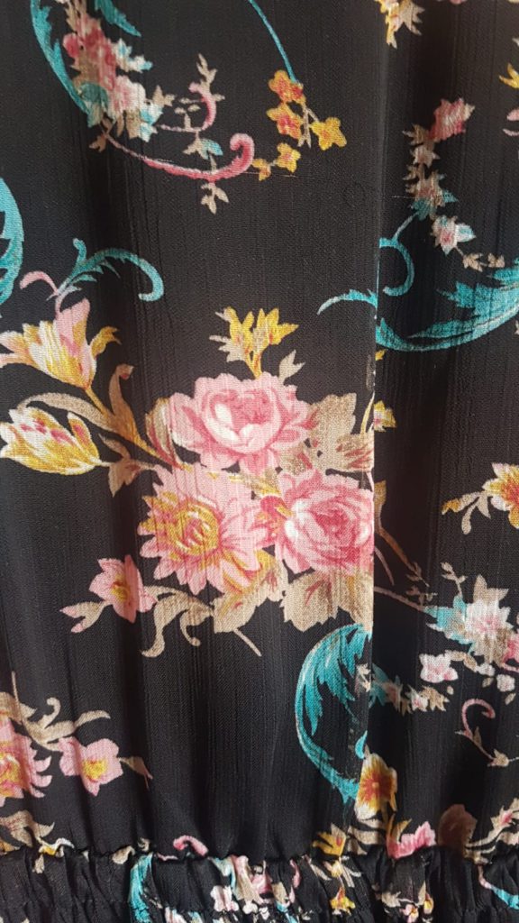 Vestido flores sobre fondo negro Vestido flores sobre fondo negro