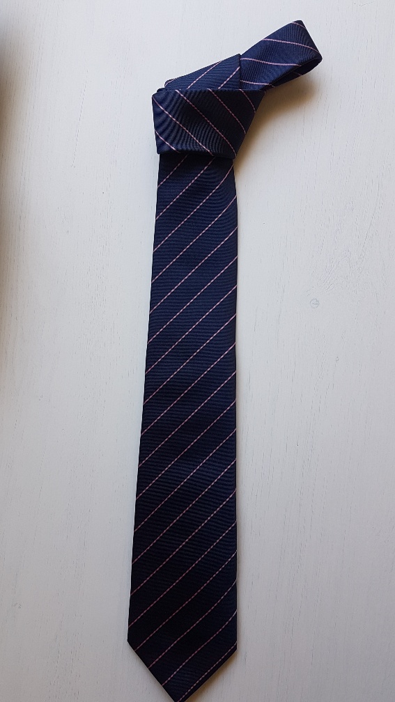 Corbata azul con rayas rosas