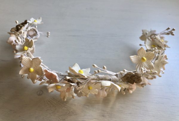 Corona de flores blanco, rosa y beige