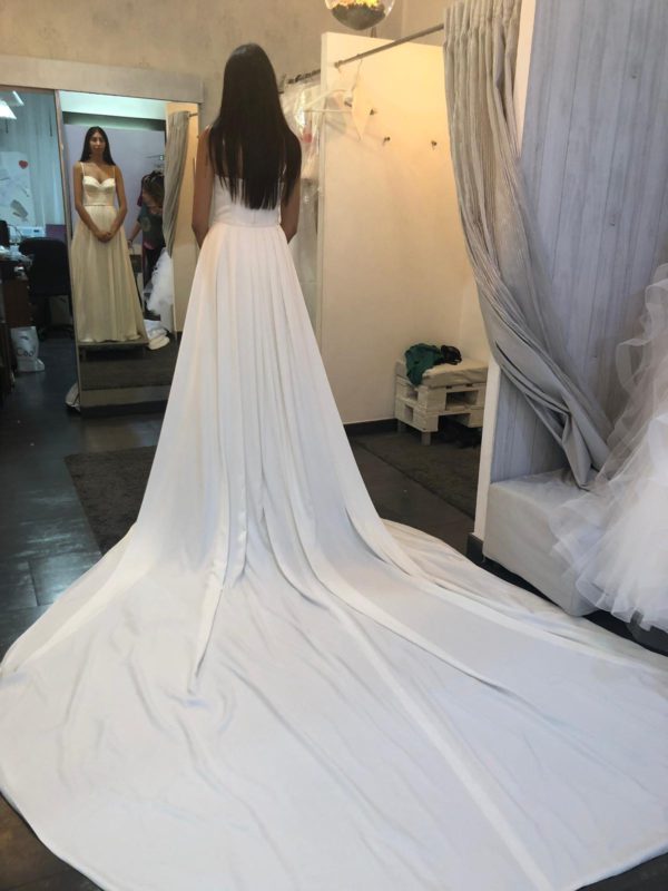 Vestido de novia con sobrefalda-cola