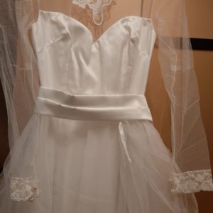 Vestido de Novia y chaqueta de Raso con Marabu Vestido de Novia y chaqueta de Raso con Marabu
