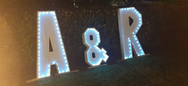 Iniciales de madera  A&R con luces para decoracion