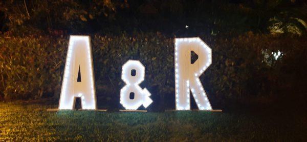Iniciales de madera  A&R con luces para decoracion