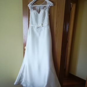 Vestido, capa, cancán y bolso Vestido, capa, cancán y bolso