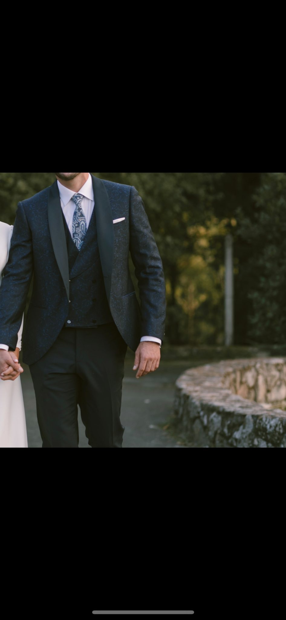 Traje de novio, camisa, pañuelo y corbata Traje de novio, camisa, pañuelo y corbata