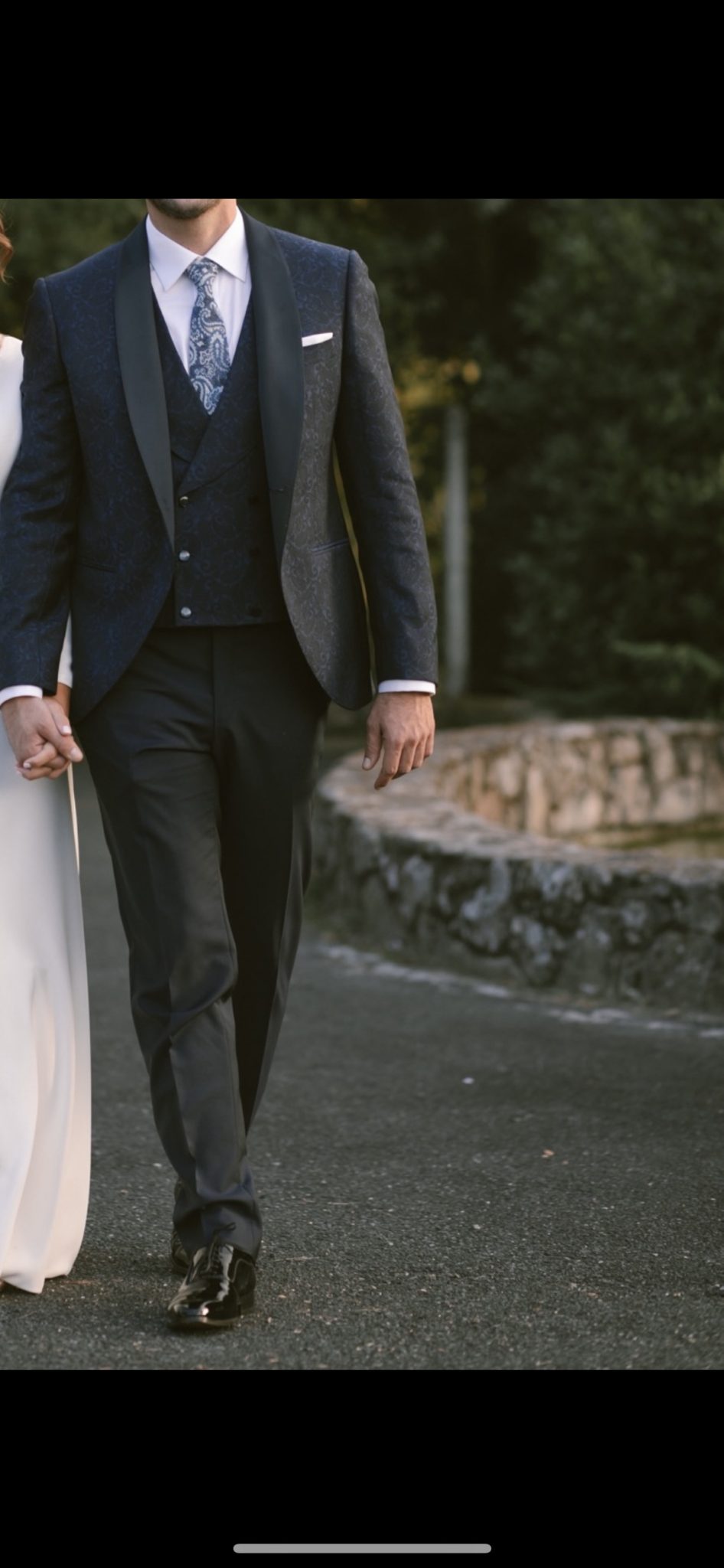 Traje de novio, camisa, pañuelo y corbata Traje de novio, camisa, pañuelo y corbata