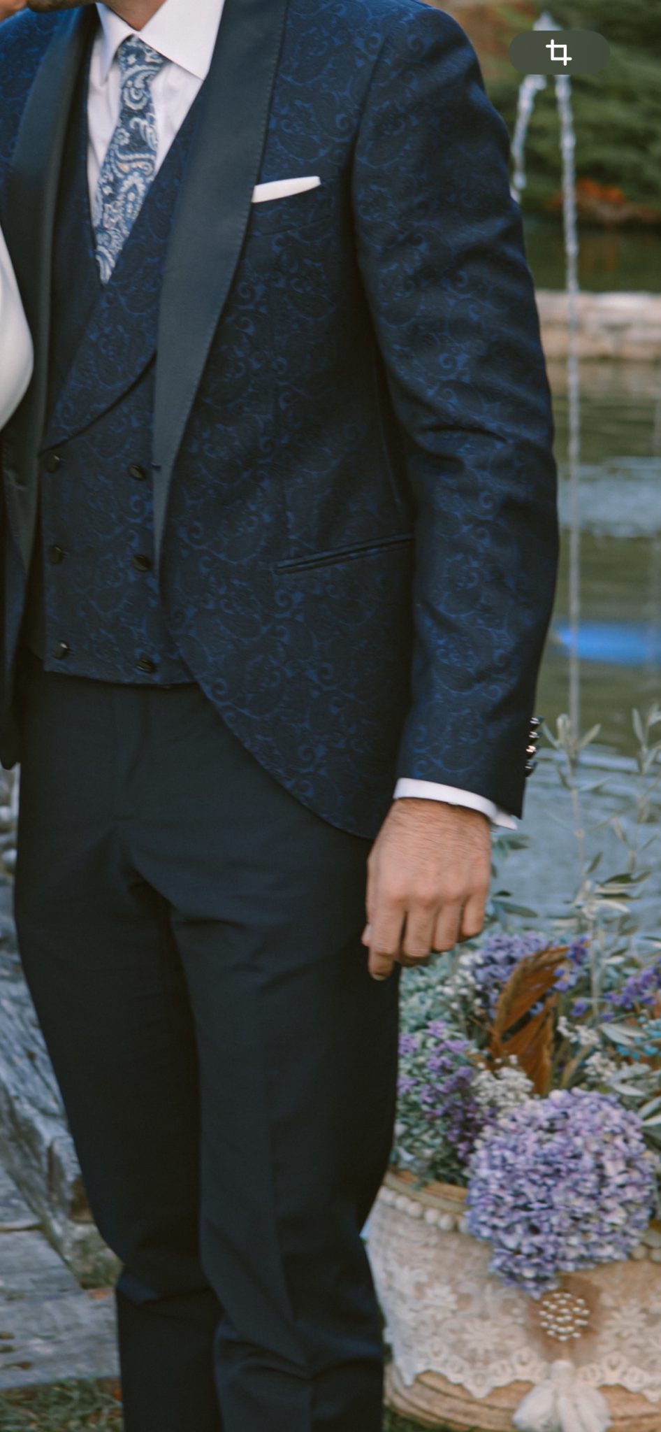 Traje de novio, camisa, pañuelo y corbata Traje de novio, camisa, pañuelo y corbata