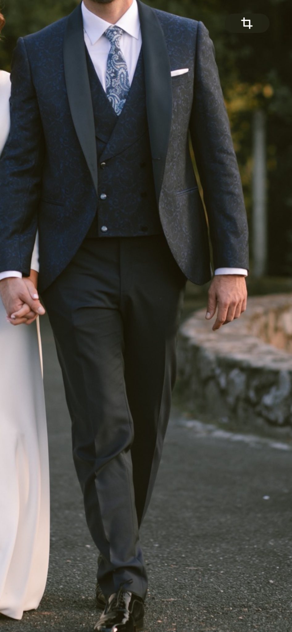 Traje de novio, camisa, pañuelo y corbata Traje de novio, camisa, pañuelo y corbata