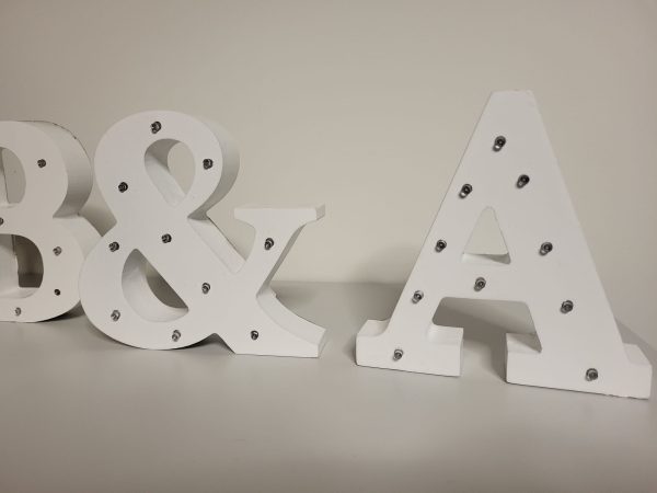 Iniciales con luces A&B