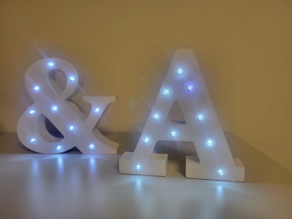 Iniciales con luces A&B