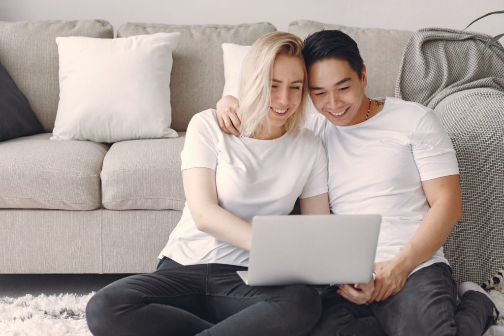 Pareja en casa