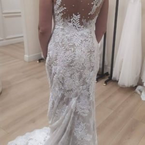 Vestido blanco con pedrería de PRONOVIAS