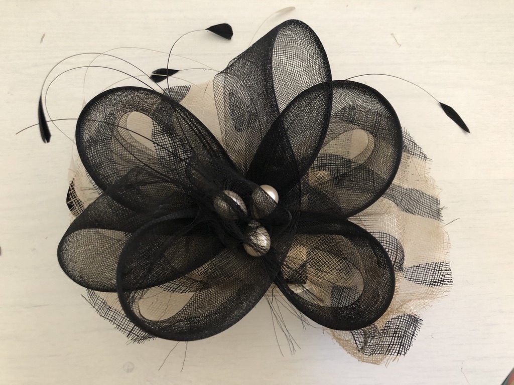 Tocado flor beige y negro Tocado flor beige y negro