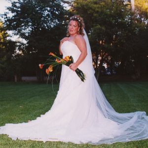 espectacular vestido de novia junto con precioso velo.