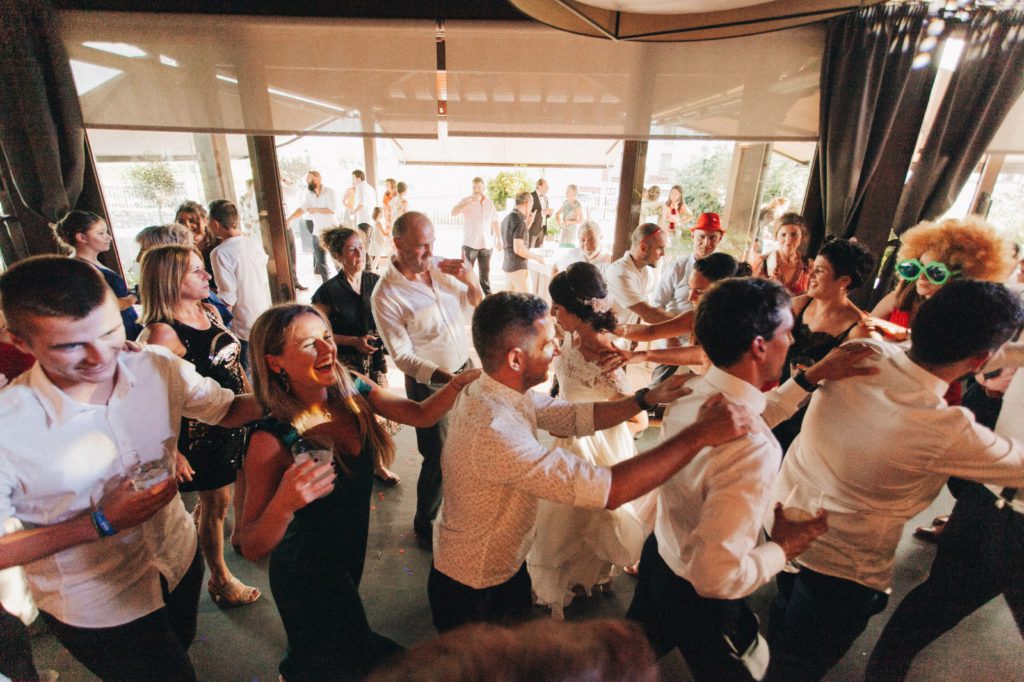 invitados bailan con los novios