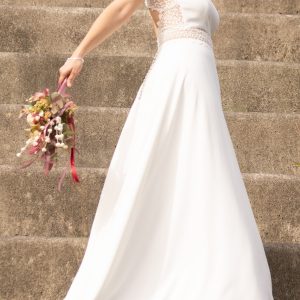 Vestido de novia crepe, cuello barco, espalda encaje Vestido de novia crepe, cuello barco, espalda encaje