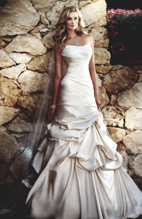 Precioso vestido de novia de satén y encaje color marfil, talla 36-38