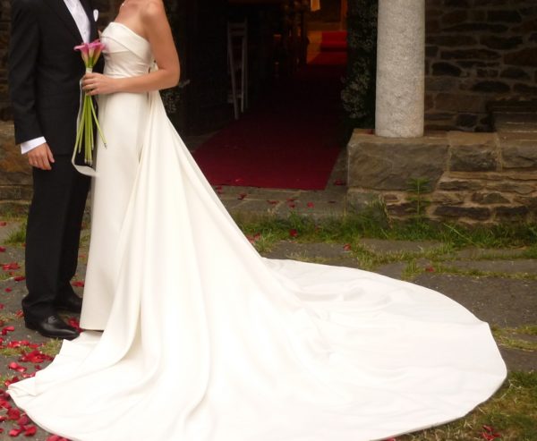 vestido de novia con cola impresionante